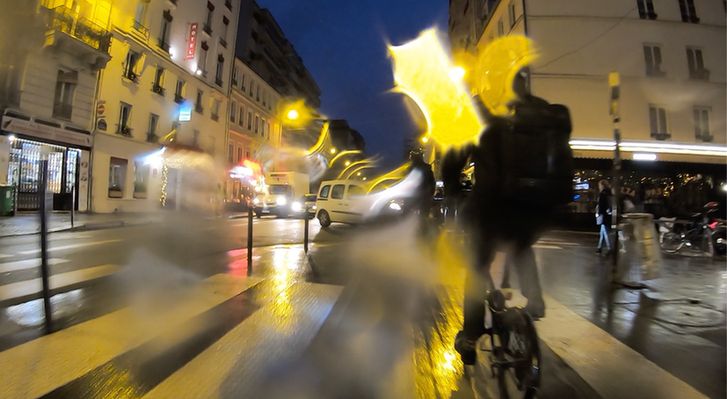 Agents bloquant les cyclistes et les piétons dans la piste de la rue Lecourbe à l'angle de la rue Blomet.