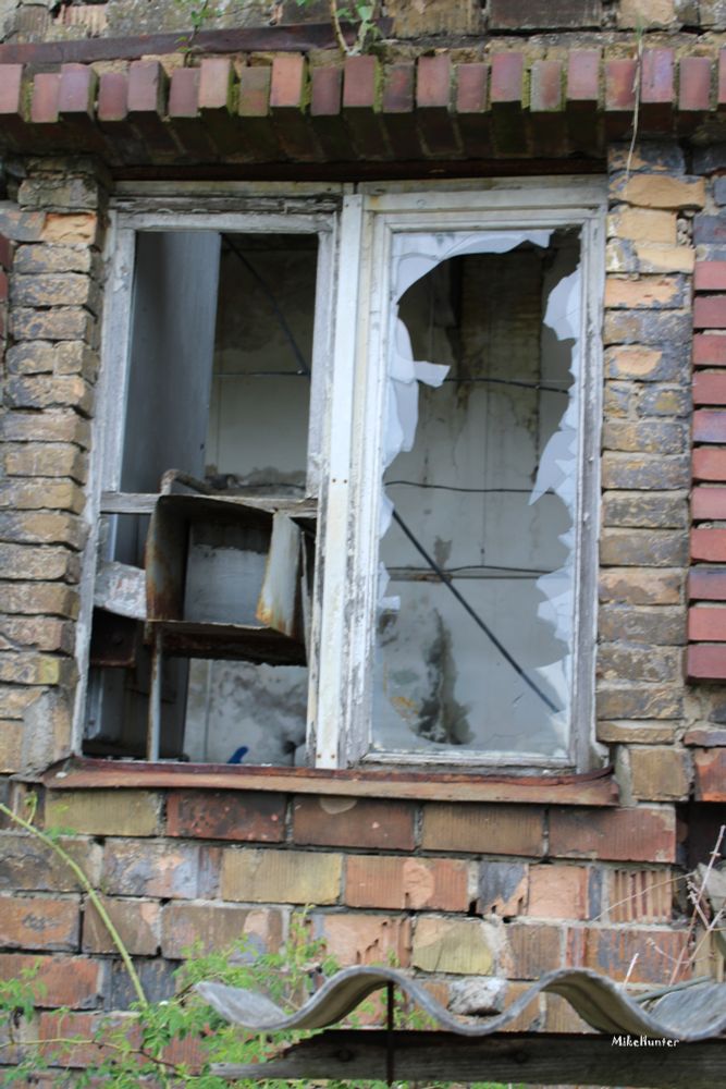 Kaputtes Fenster von einem Lost Places