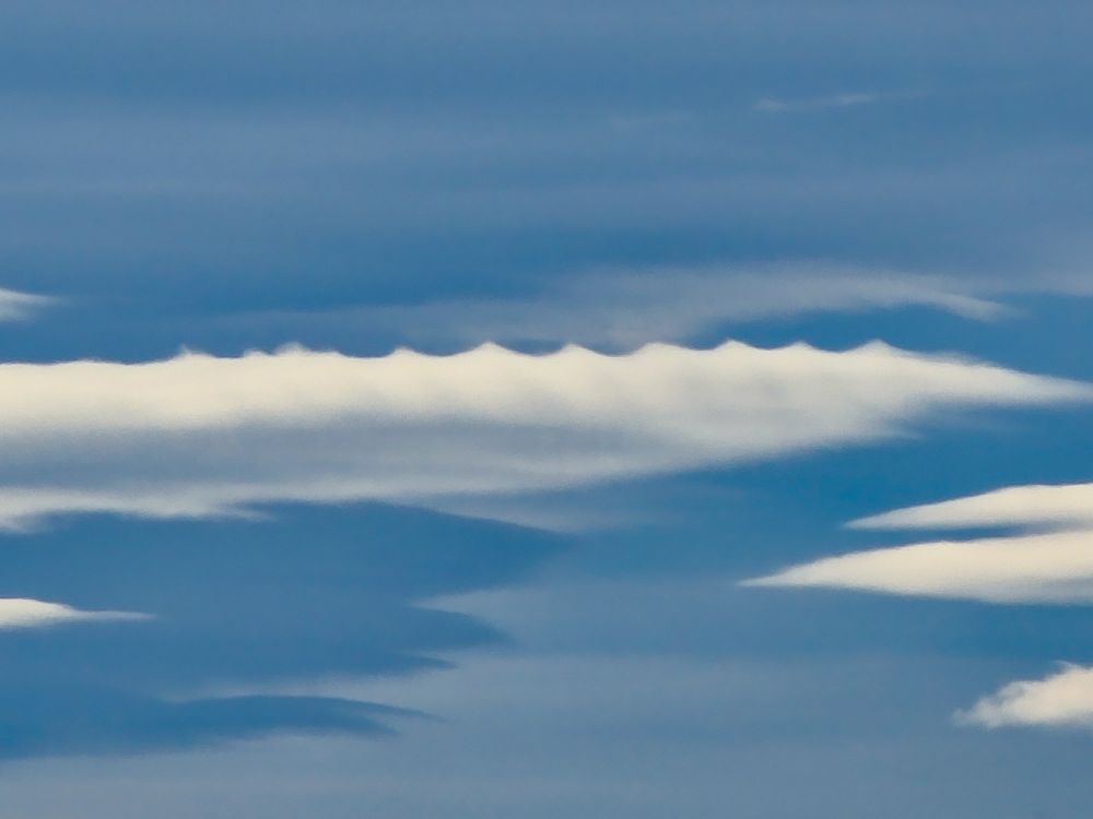 Lenticular cloud with waves on top