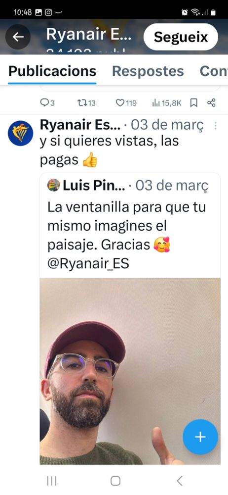 Ofensa i befa cap a a un client que va pagar seient de finestra i li va toca paret sense finestra