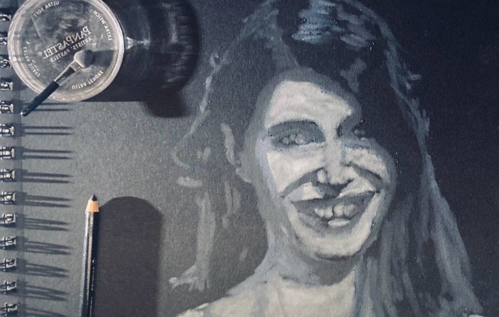 Bozza iniziale del ritratto accennato con PanPastel (oggettivamente bruttino 😅)