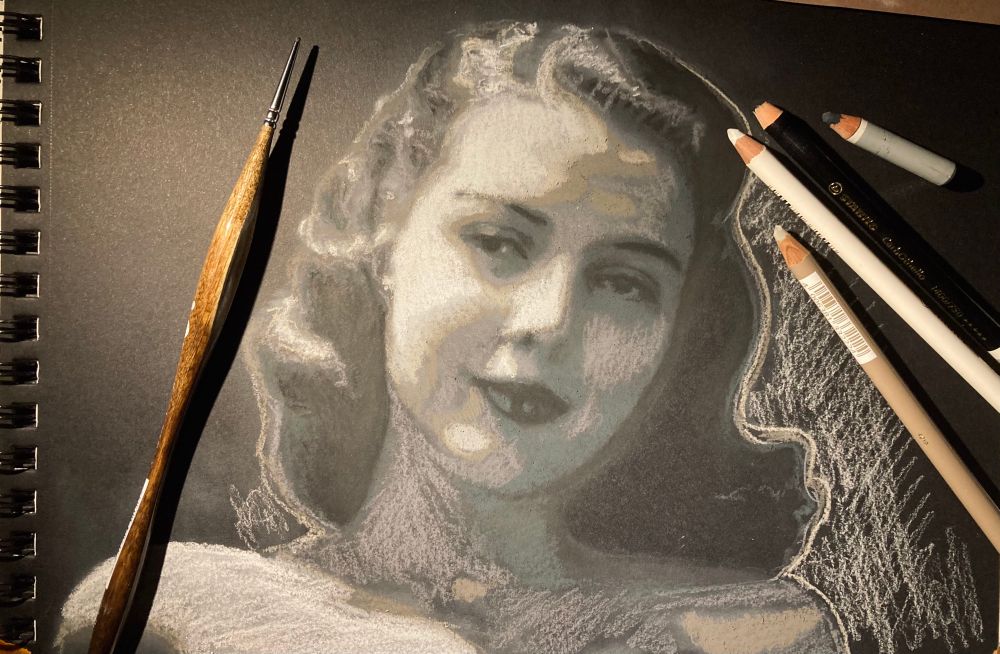 Ripresa dei dettagli e rafforzamento delle campiture con matite (bianca, grigio chiaro, beige, grigio scuro freddo, blu e nero). Luci e mezzitoni verranno successivamente ripassati con sfumino in carta, le ombre con pennello secco morbido e i neri rifiniti con pennello finissimo a setole dure e corte