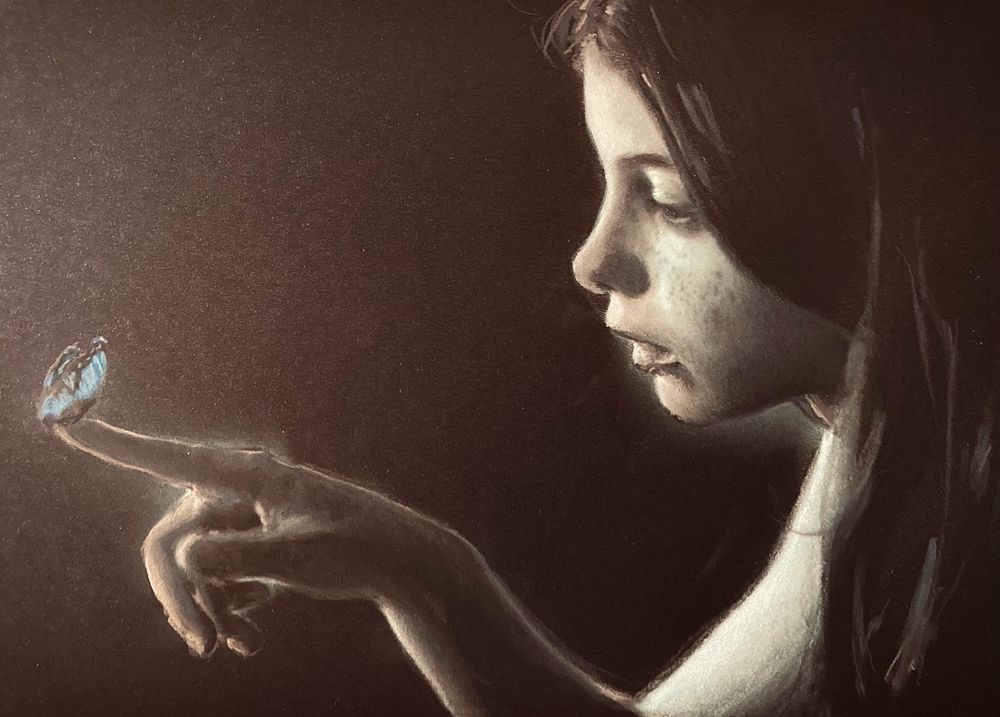 Disegno fotorealistico - matite su foglio nero - ritrae il volto di una ragazzina (in bianco e nero) che guarda con curiosità una farfalla blu (unico elemento colorato) che si è sposata sul suo indice teso.