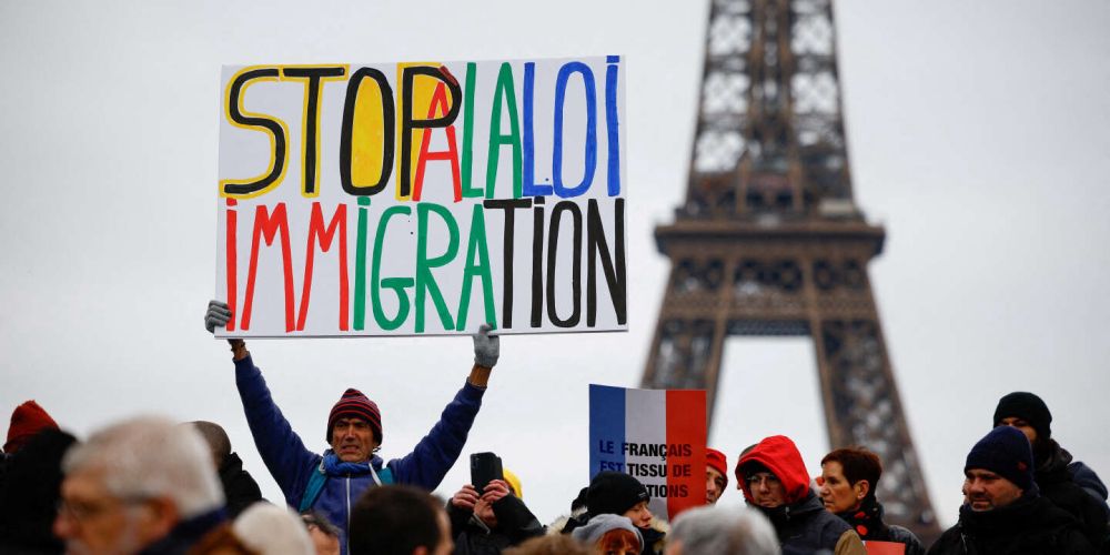 Loi « immigration » : « Des digues ont sauté face à la xénophobie et à la remise en cause de l’Etat de droit »