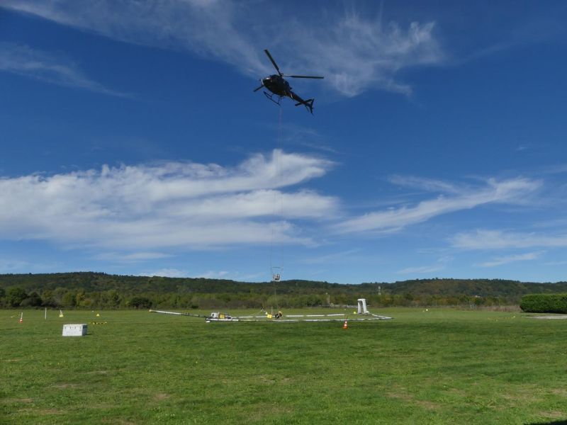 Un hélicoptère, équipé d'une antenne destinée à sonder le sous-sol.