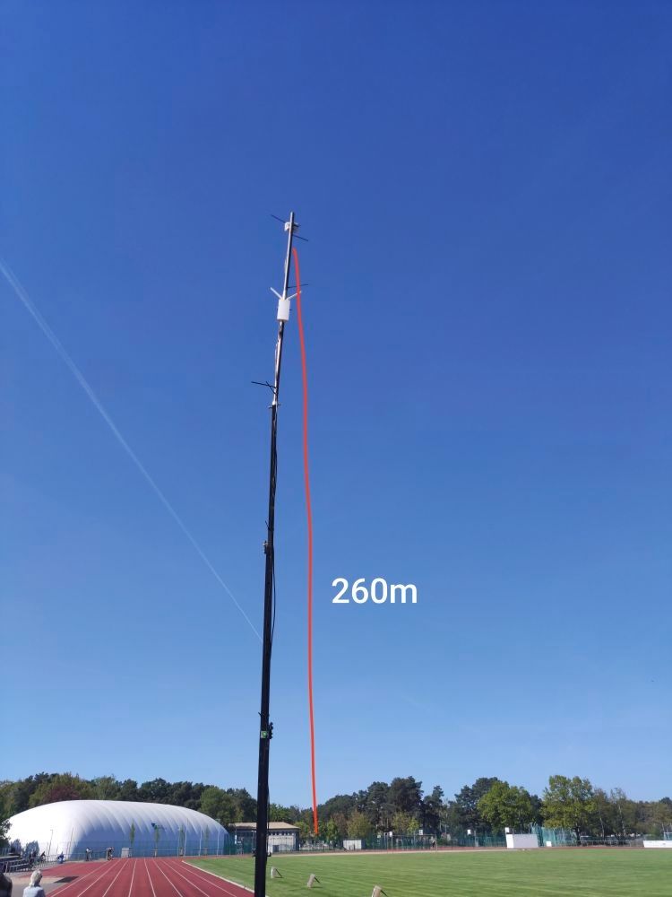 Eine 260 m lange Richtfunkstrecke zwischen zwei Masten. Sie ist mit einer roten Markierung im Bild eingezeichnet.