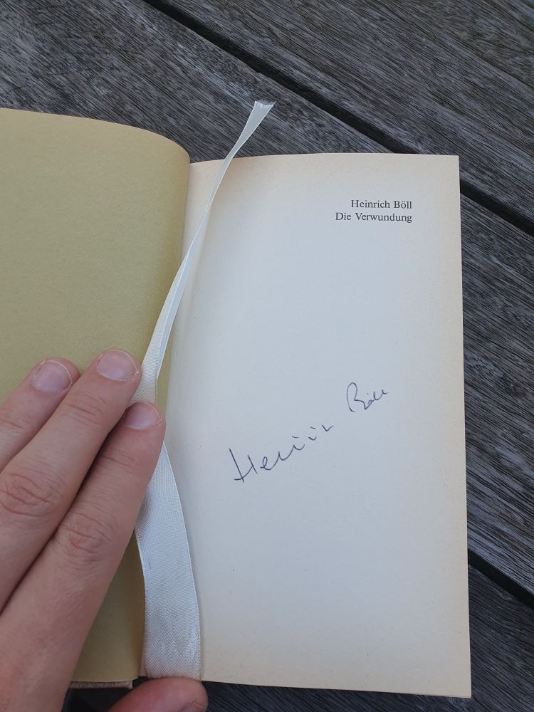 Ich zeige die Heinrich Böll Signatur im Buch