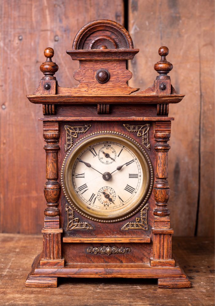 Mechanical wooden clock. Unknown age and manufacturer.