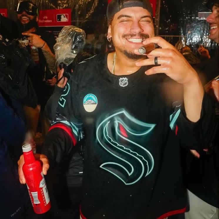 Cigar smokin Mariners 1B Josh Naylor 