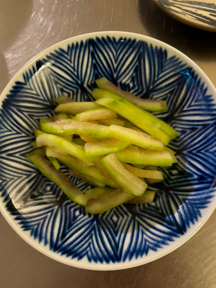 西瓜の皮の糠漬けが青い皿に持ってある
