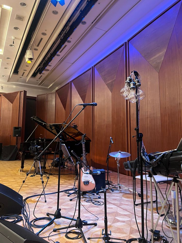 幕間。ステージ上に一台のピアノとギター、心音を響かせ、視覚化するための装置