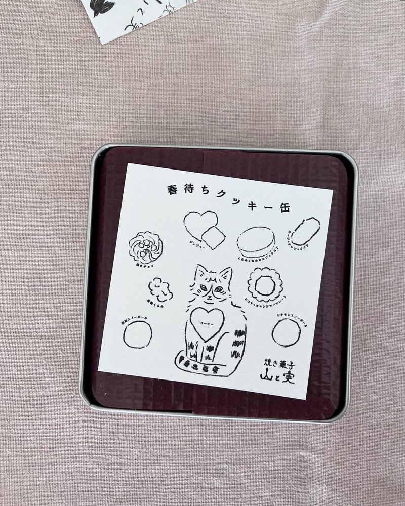 春待ちクッキー缶のカード。
缶の中のお菓子の説明がイラストで描かれている