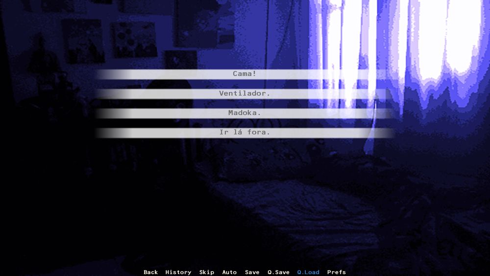 Print do jogo lily3. Fotografia de um quarto com quadros, uma cama dessarumada e uma cortina roxa. Uma interface de escolhas sobrepõe a imagem com as opções: "Cama!", "Ventilador.", "Madoka." e "Ir lá fora."