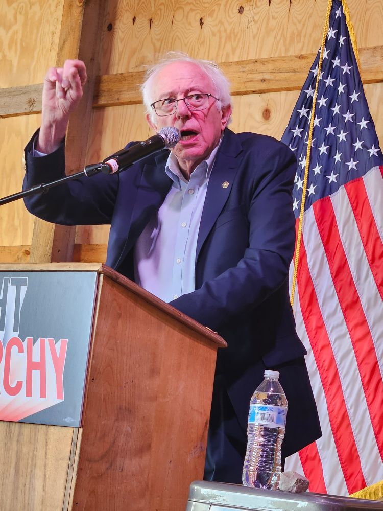 Sen. Sanders addresses a crowd of 1000 people.
