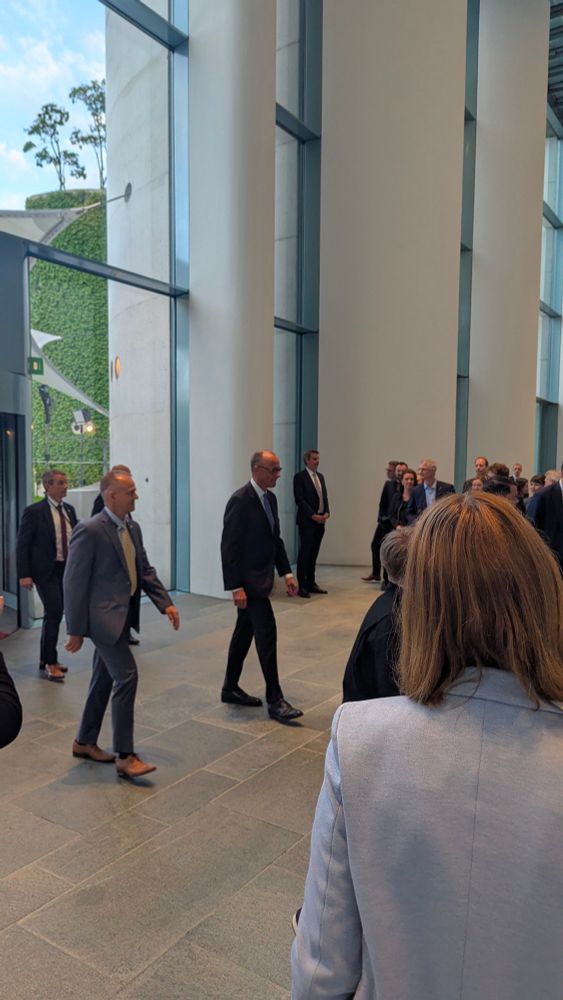 Bundeskanzler Friedrich Merz betritt das Kanzleramt, nachdem er Olaf Scholz verabschiedet hat.