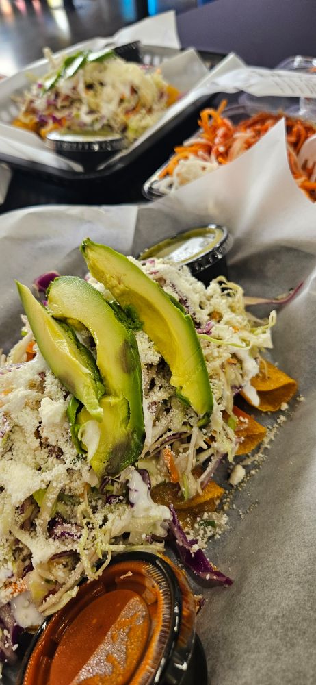 Tacos dorados, fruta rayada, y flautas