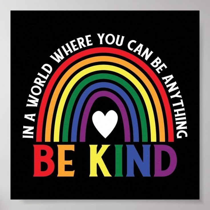 IN A WORLD WHERE YOU CAN BE ANYTHING (in weiß über einem Regenbogen geschrieben)
BE KIND(jeder Buchstabe eine andere Regenbogenfarbe)
In der Mitte des Regenbogens ist ein weisses Herz, der Hintergrund ist schwarz