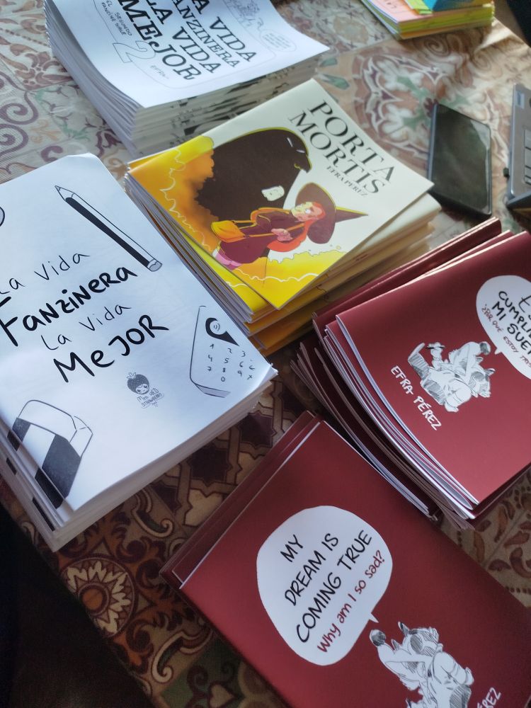 Una foto de los fanzines que llevo al Manga Barcelona ordenados por montones.