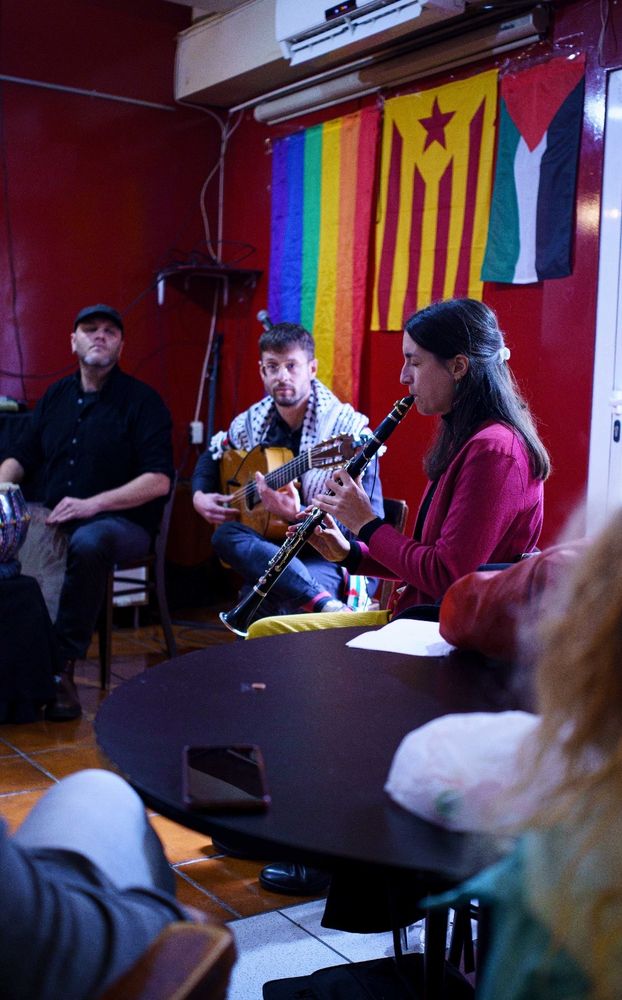 Los integrantes del trío musical "Mar blanco" tocando.