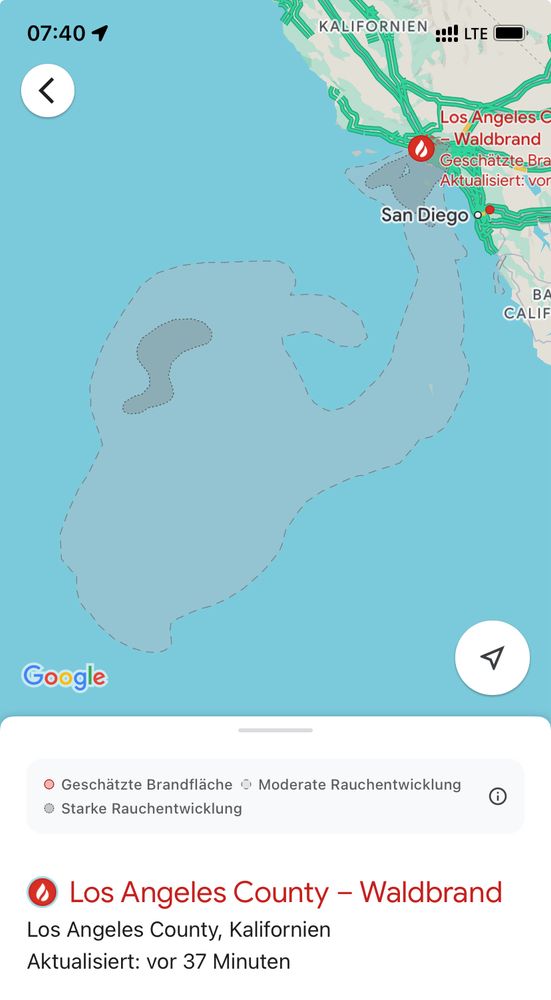 Landkarte von Kalifornien und dem Pazifik, wo man eine riesige Rauchwolke sieht 