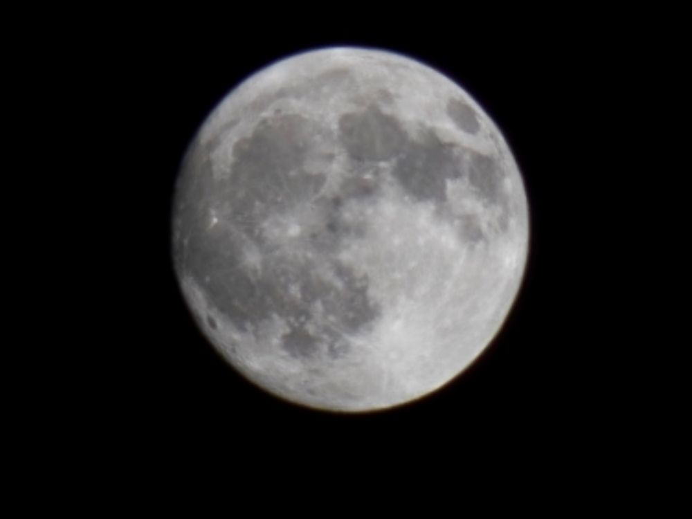 Bild des nicht roten Monds von gestern Nacht, hoffe heute ist er genauso klar zu erkennen. 