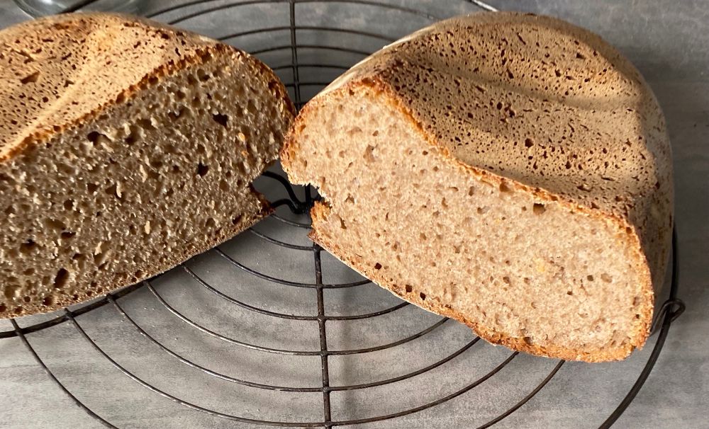 Ein in 2 Teile geschnittenes Sauerteig-Brot. 