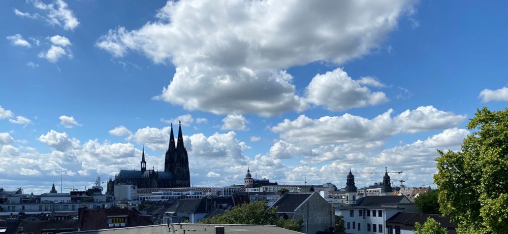 Blauer Himmel, weiße Wolken, im Hintergrund der Kölner Dom