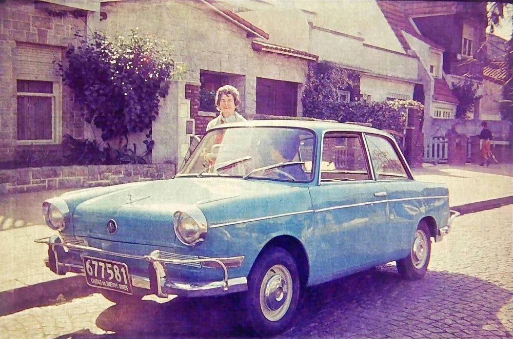 Señoras  . , en un auto  De Carlo (versión argentina del BMW 700) . , en una calle de  Buenos Aires  . . . 1964