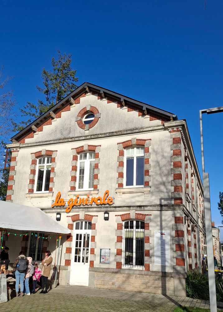 Façade du bâtiment de la Générale à  la Caserne Mellinet à Nantes, sous un beau ciel bleu (oui hier il faisait super beau)