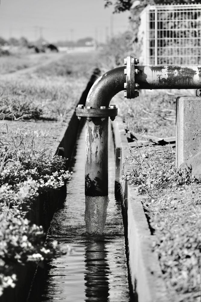 用水路に水を入れているポンプの写真