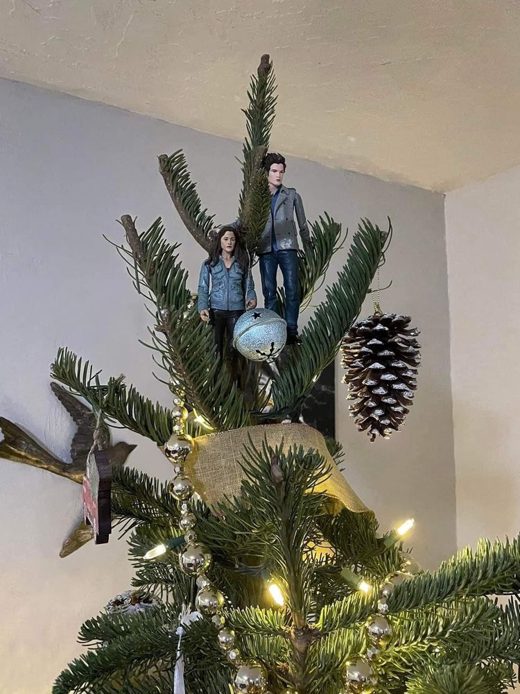 Ein Tannenbaumspitze, die geziert wird von zwei kleinen Bella und Edward-Figuren, die die Twillight-Szene mit dem Baum aus dem ersten Film darstellen.