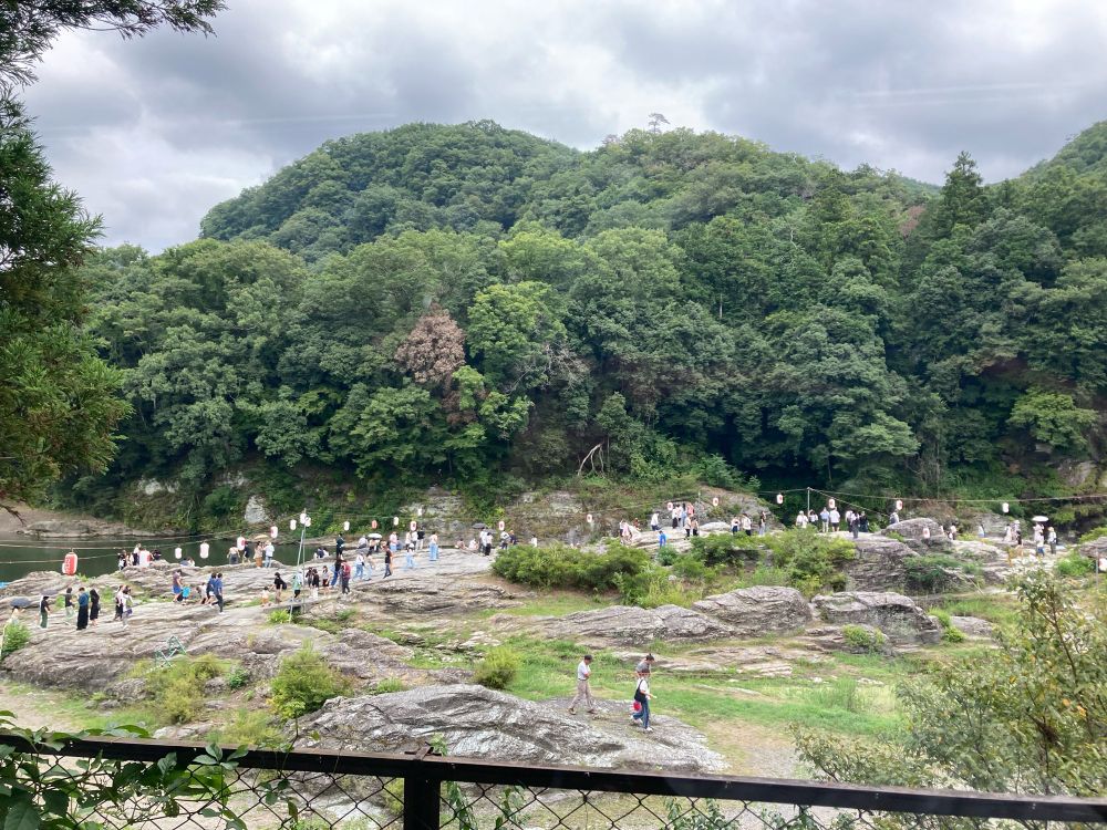 山と渓流と岩肌。お盆のため人も多く歩いている