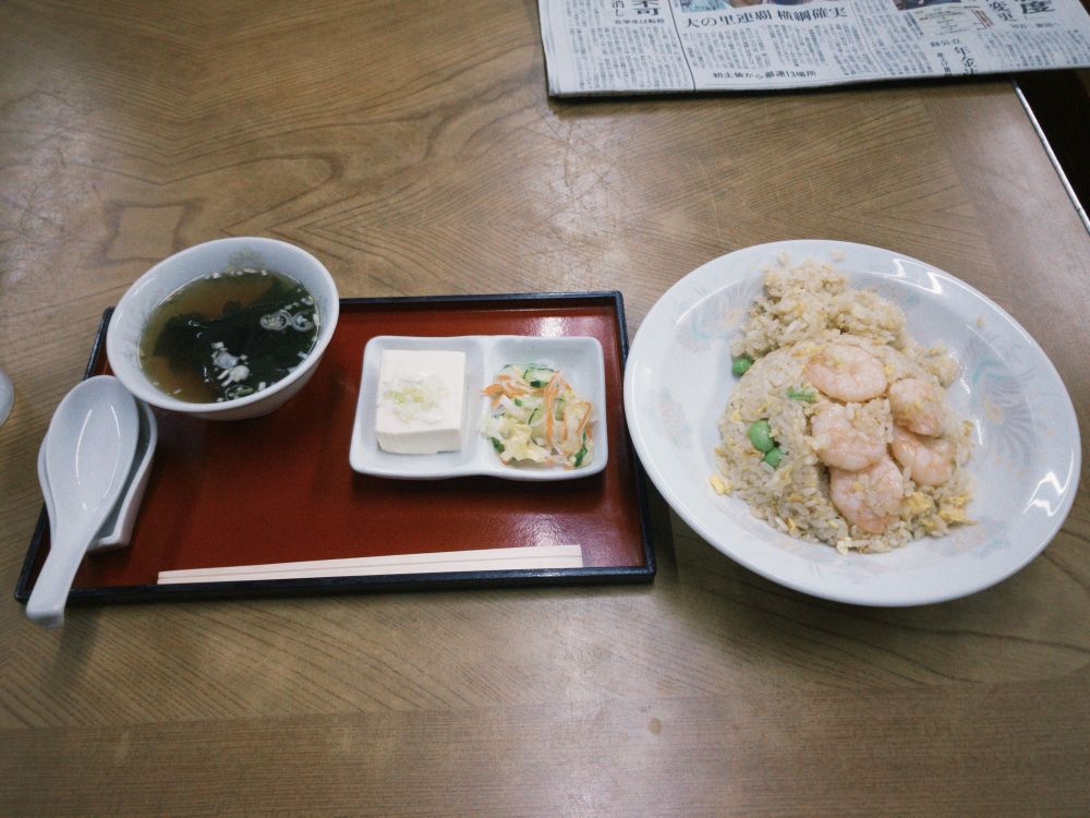 お盆に乗った小鉢と
皿に盛られたエビ炒飯