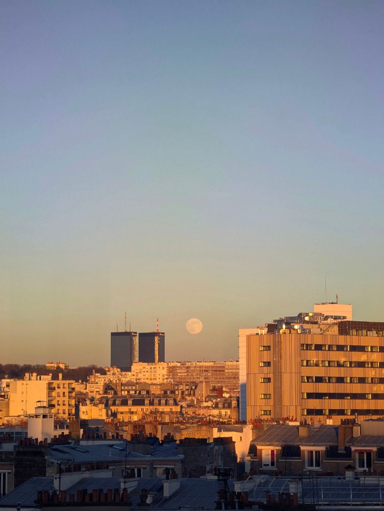 La pleine Lune apparaît à côté des tours Mercuriales
