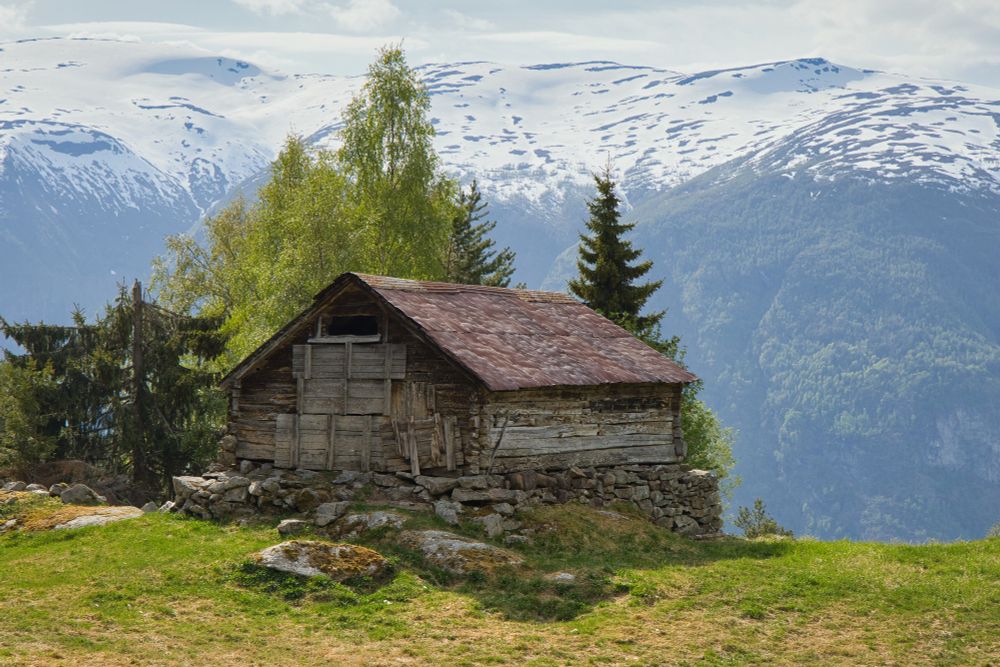 Beautiful Norwegian slab-sided cabin with quite the view, just near Stegastein lookout over Aurlandsfjord