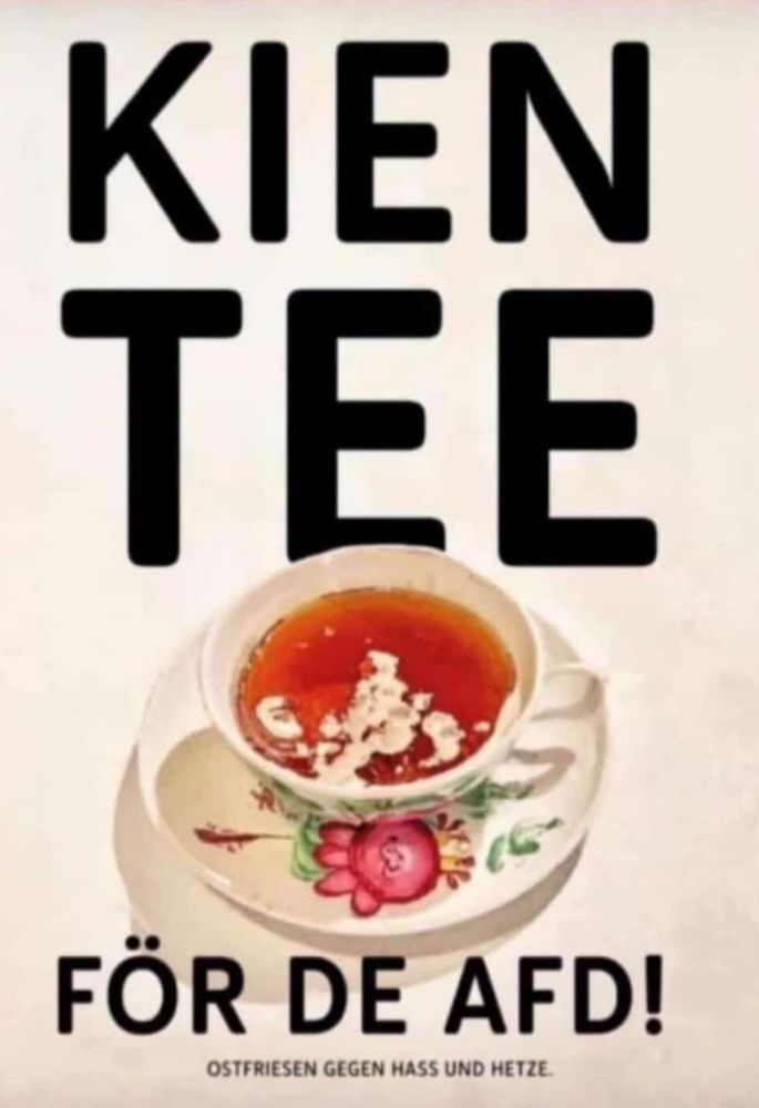 Eine Tasse Ostfriesentee mit dem Text: 
Kien Tee för de AFD! Ostfriesland gegen Hass und Hetze.