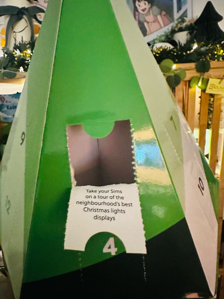 The first door of the plumbob advent calendar opened with a note saying ‘Take your sims on a tour of the neighbourhood’s best Christmas lights displats