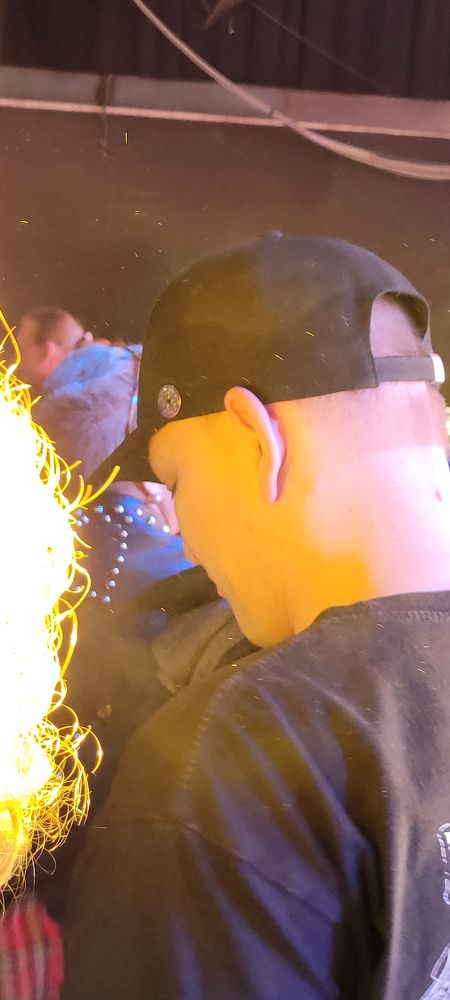 Typ trägt Button mit schwarze Sonne Button