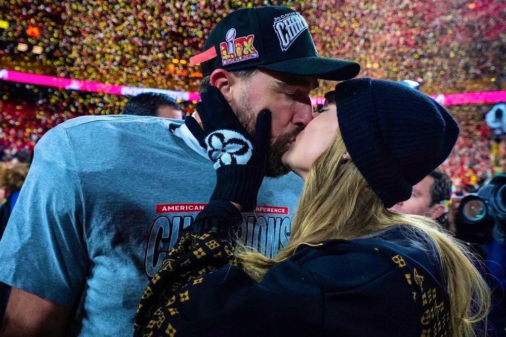 Taylor swift kissing Travis kelce after the winning football game that puts the chiefs in the 2025 super bowl