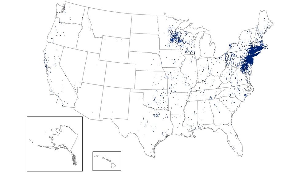 Map of the United States showing reported cases of Lyme disease in 1995. One dot placed in county of residence for each reported case.
Source: CDC data.