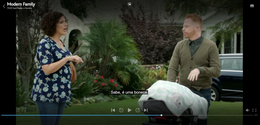 modern family: mitchell carregando um carrinho de bebê. moça na rua diz "sabe, é uma boneca."