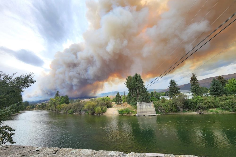 Rain helps to battle 200 hectare blaze near Grand Forks, Hwy 3 closed