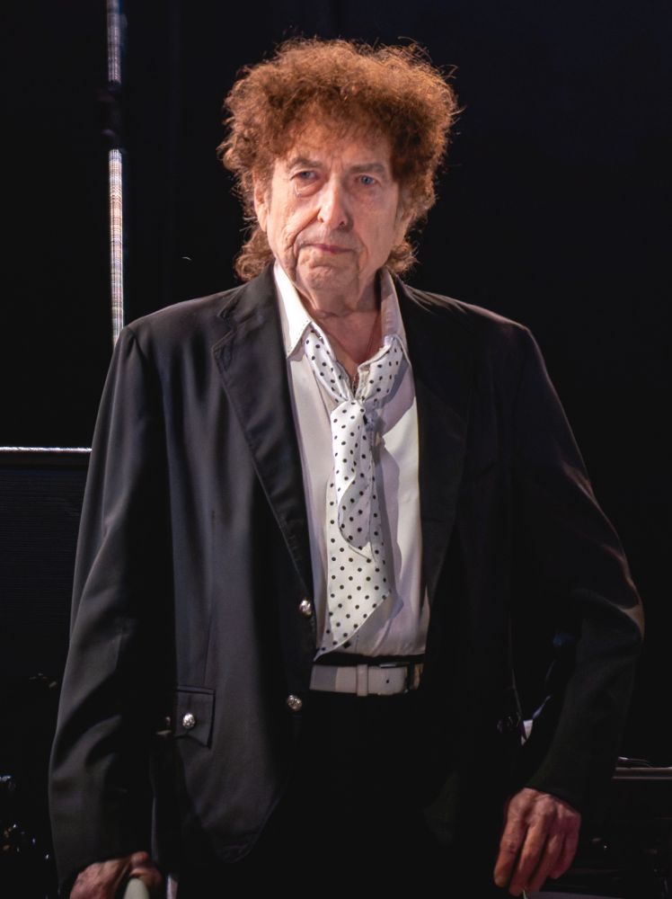 Bob Dylan waiting expectantly for pussy