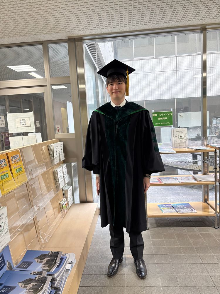 アカデミックガウンを着た島袋海理