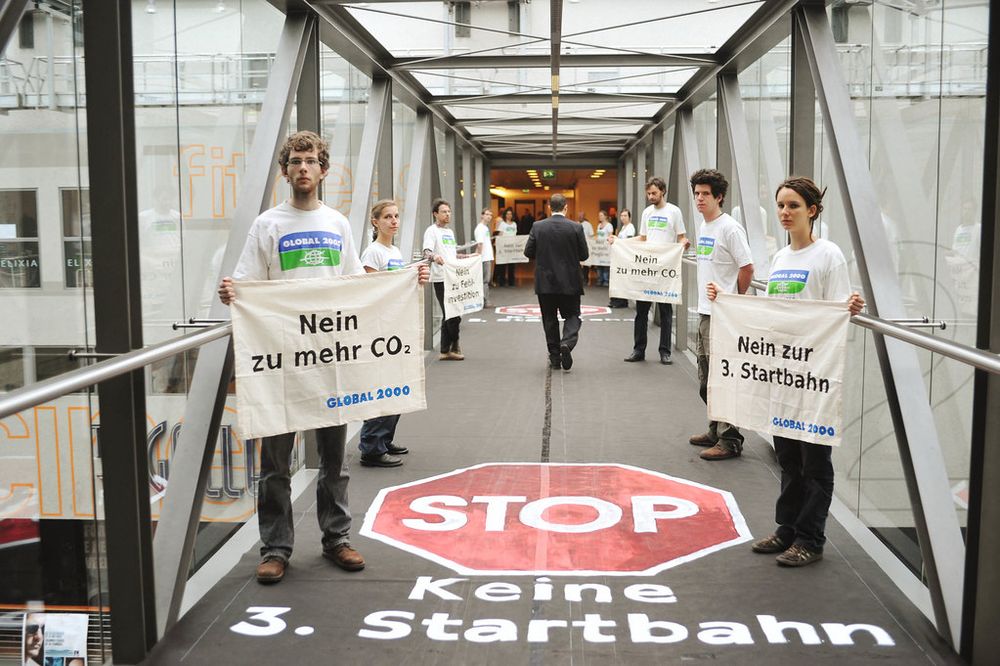 Protest 2010 von GLOBAL 2000 gegen die dritte Startbahn des Flughafen Wiens