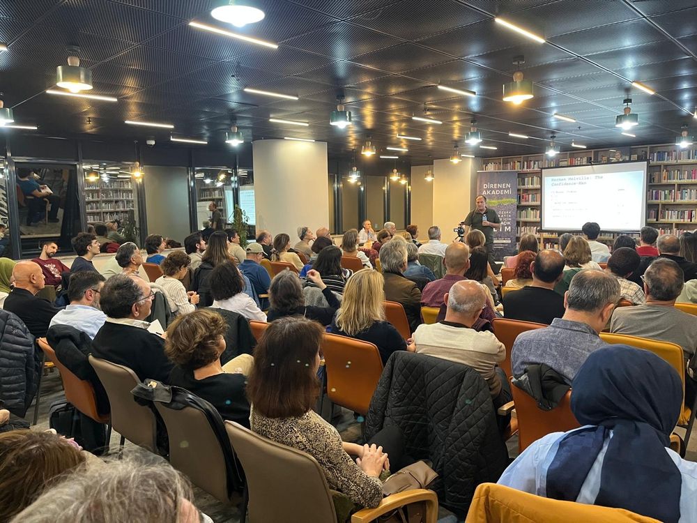 Salon, arkadan.. 
Bülent Diken Herman Melville'in "The Confidence Man"  ("Sağlam Adam: Bir Maskeli Geçit") eserinde toplumsallığı temsil eden 1 Nisan adlı gemiyi ve onu çökerten kurnazları ve dolandırıcıları anlatırken..
