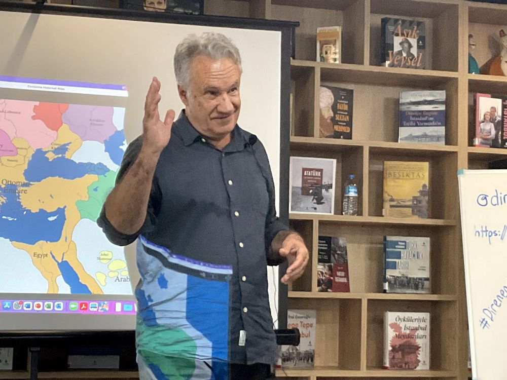 Prof. Dr. Cemal Kafadar'ın tadına doyum olmaz üslubuyla Diyar-ı Rum'un, diğer bir deyişle simetrik ve bir arada haliyle Rumeli ve Anadolu'nun, bütünselliğinin süregelen kurulum, parçalanma ve yeniden kurulum döngüsünü anlatırken...