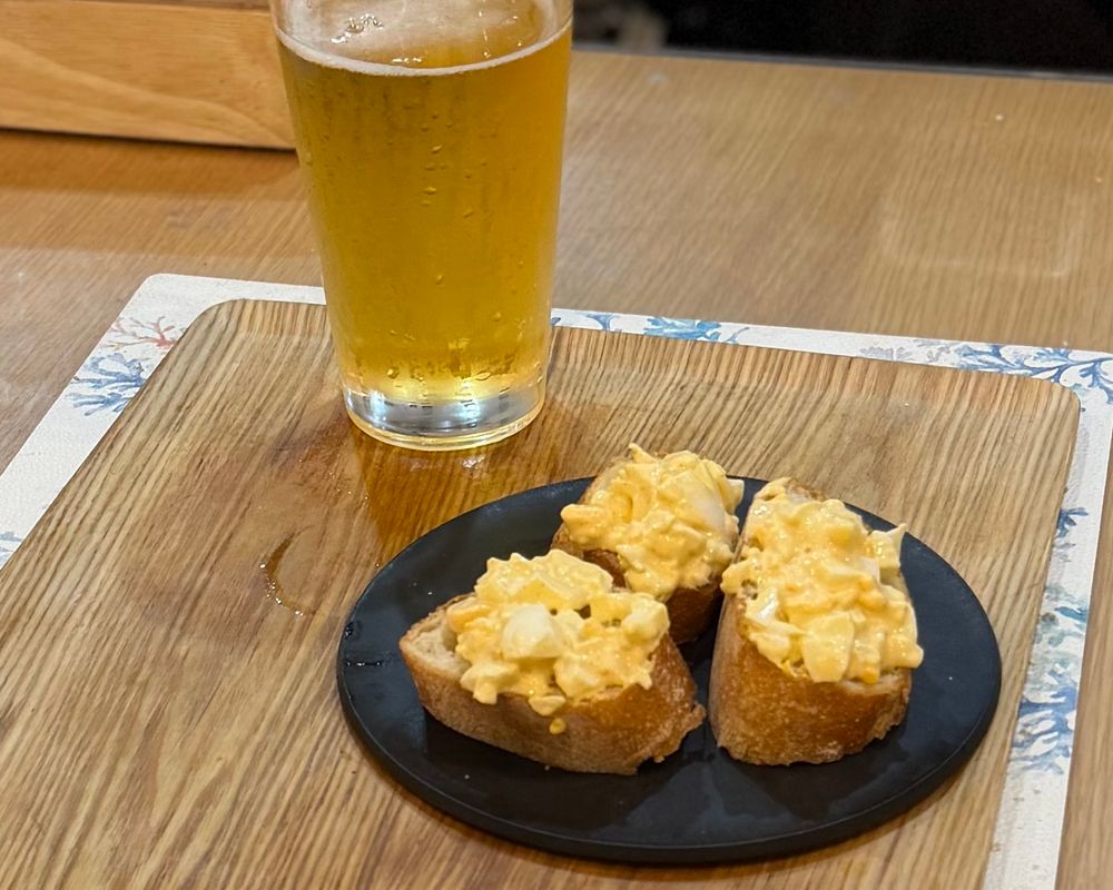 バゲットを切ってたまごサンドの中身を載せたもの。バゲットはお店で買ったもの。