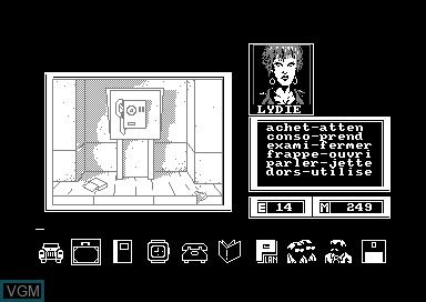 Sur fond noir, le menu est représenté dans toute la largeur en bas par de petites icônes blanches, la vue à la 1ere personne d'une cabine téléphonique (en noir et blanc) dans une fenêtre au centre à gauche, la photo de la personne incarnée dans une autre fenêtre en haut à droite, les actions possibles listées sous la photo du personnage et enfin, en dessous entre les actions et le menu, 2 boites affichant des stats (Energie et Munition/Mouvement ?) dans chacune. Les actions doivent être écrites dans une ligne entre la vue et le menu.