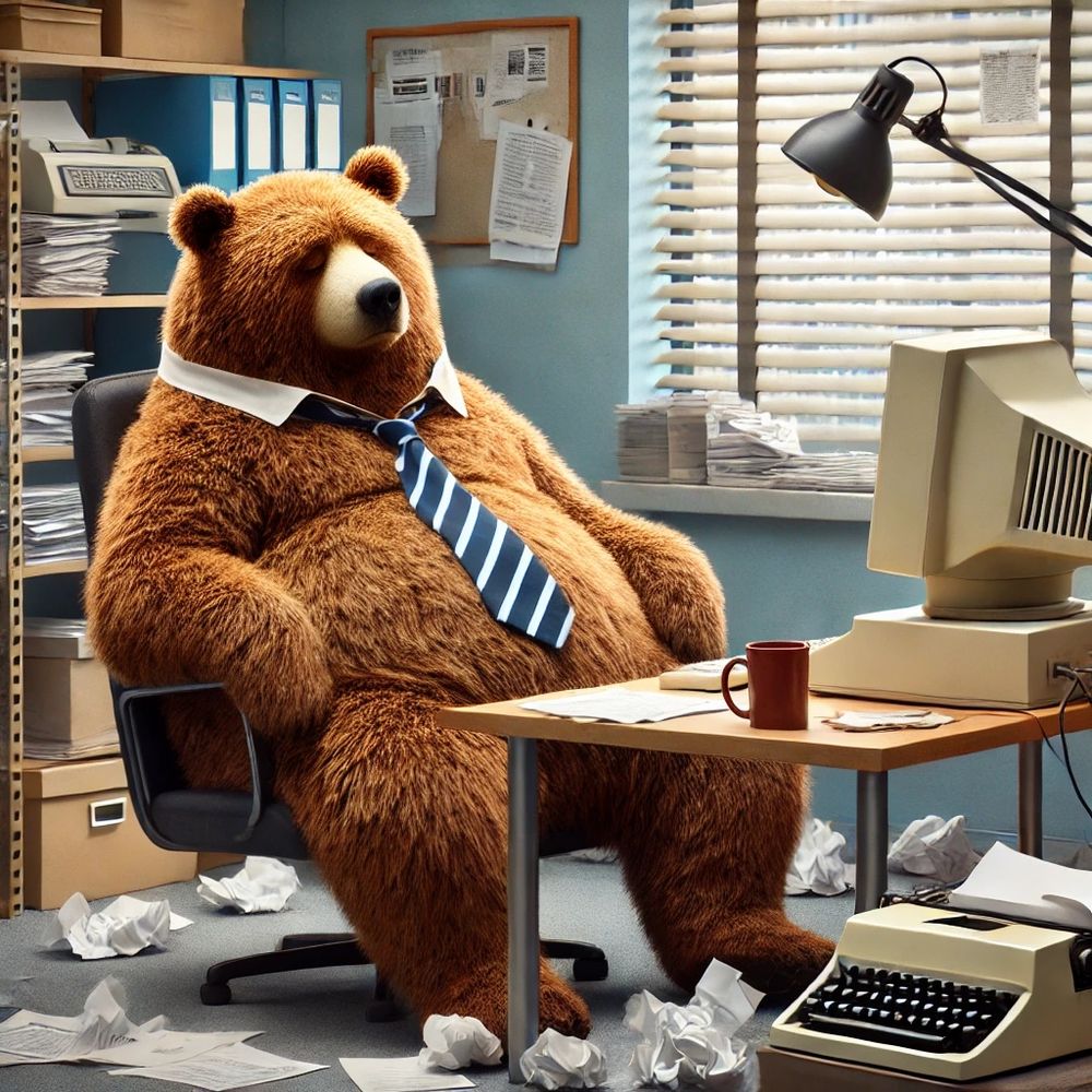 Ein grosser Braunbär sitzt erschöpft in einem Büro auf einem Bürostuhl, trägt ein Hemdkragen mit Krawatte und ist umgeben von Papierstapeln, zerknüllten Blättern und einem alten Computer – eine humorvolle Darstellung eines überarbeiteten Büroangestellten.